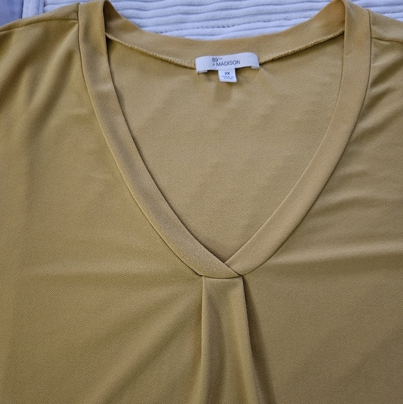 89th + Madison Women's Mustard V-Neck Top. Size 2X - Picture 3 of 5